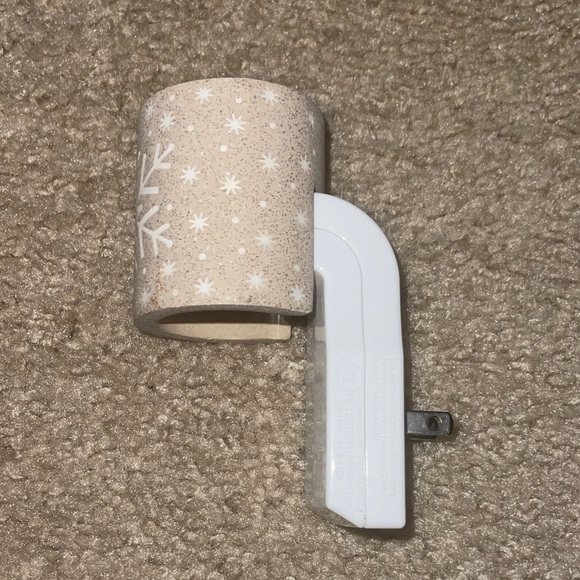 Snowflake Pattern Wallflower Plug - Picture 4 of 5